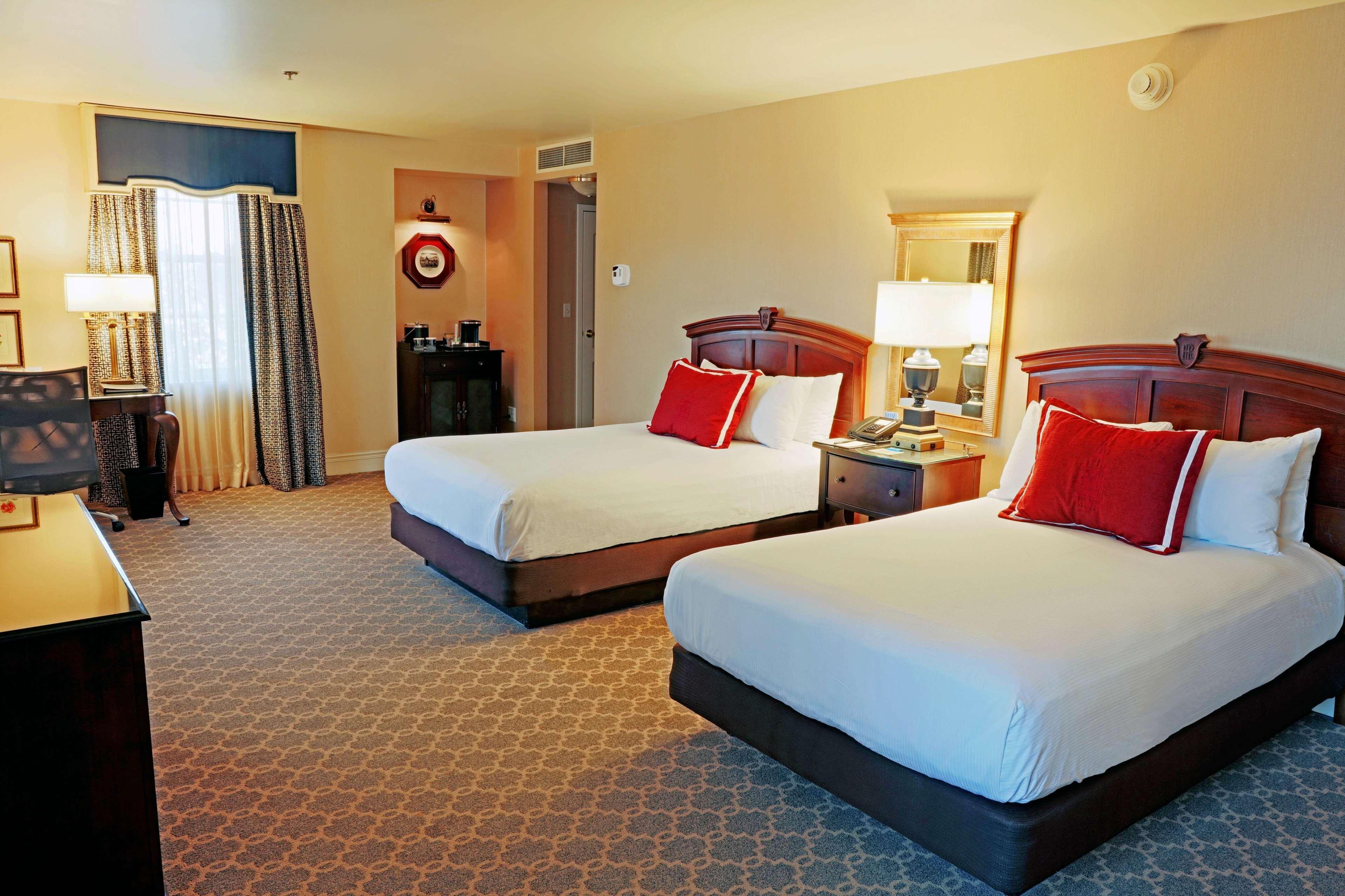 Hotel Roanoke & Conference Center, Curio Collection By Hilton Exterior photo