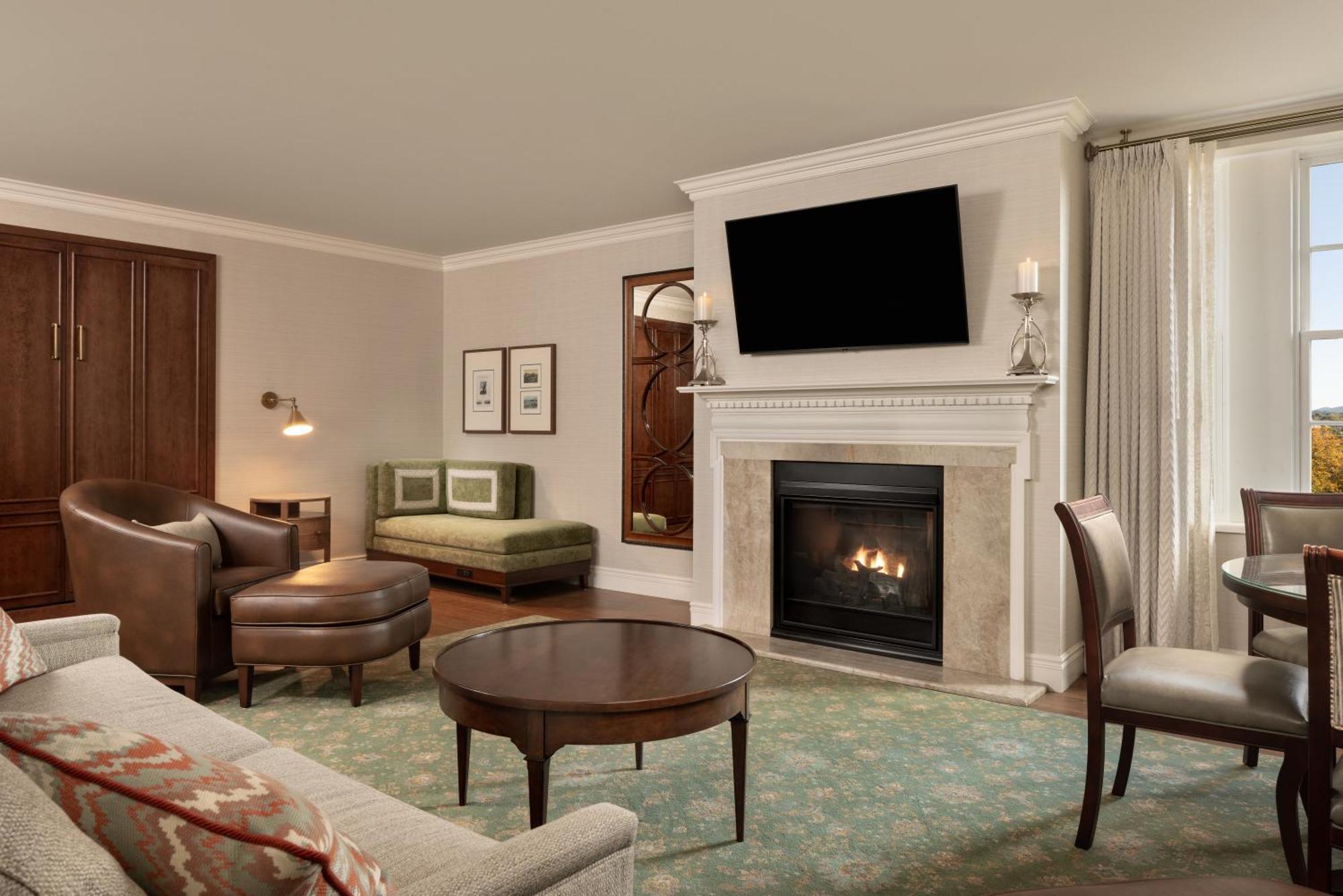 Hotel Roanoke & Conference Center, Curio Collection By Hilton Exterior photo
